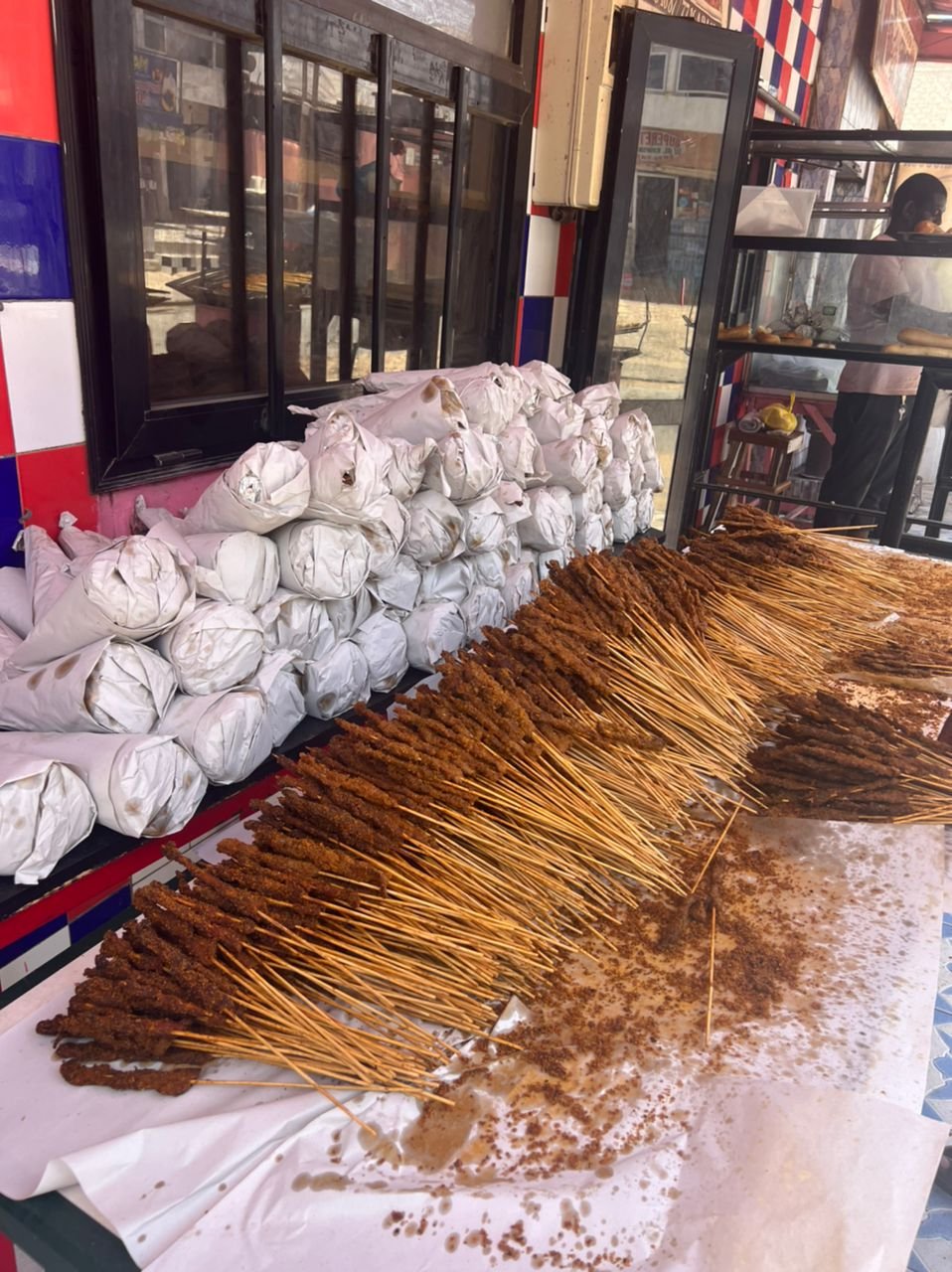 Brochettes haoussa fraîchement grillées et emballées