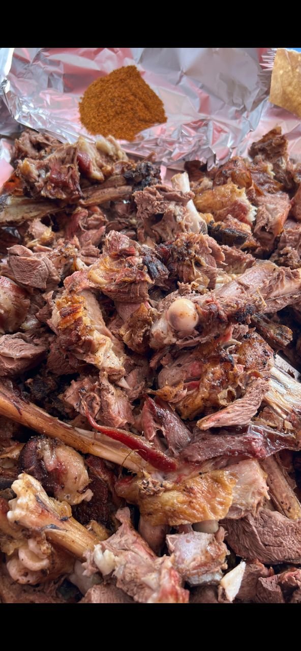 Viande de mouton grillée découpée et son mélange d'épices